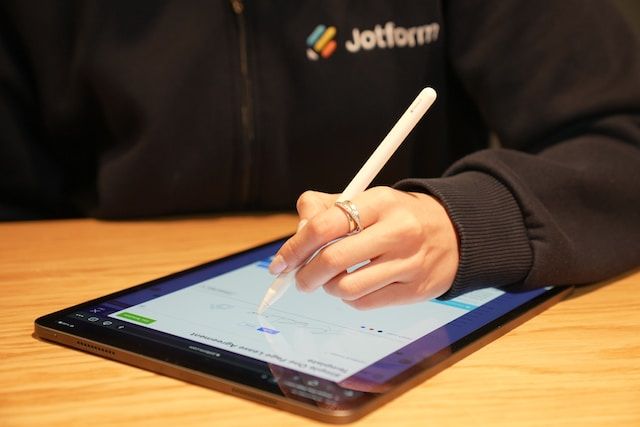 abogado firma tablet